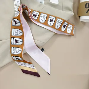 Detail van oranje smalle zijden sjaal met wijnglasprint op beige achtergrond