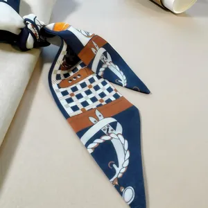 Nahaufnahme von Seidenschal mit Reitsport-Kettenmuster in Dunkelblau und Orange für Handtaschen