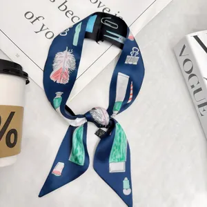 Dettaglio di un foulard in seta blu navy stampato con rivista e caffè alla moda