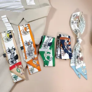 Detailansicht von schmalen Seidenschals mit Kutschenmotiven für Handtaschengriffe