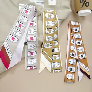 Detail van twilly-sjaals met geometrische flesprint op een blazer met accessoires