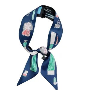 Foulard twilly in raso blu scuro con stampa a piume, annodato su sfondo bianco