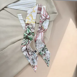 Dettaglio di un foulard di seta con motivi architettonici eleganti su tessuto liscio