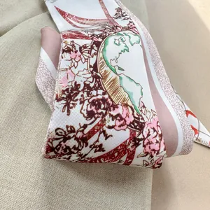 Dettaglio ravvicinato di un foulard in seta con eleganti motivi floreali tropicali
