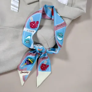 Blau-rosa Seidenschal mit Cartoon-Jockey-Motiv an einem hellgrauen Revers gestylt