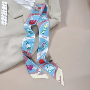 Detail eines bunten Seidenschals mit geometrischem Druck an einem beigen Blazer