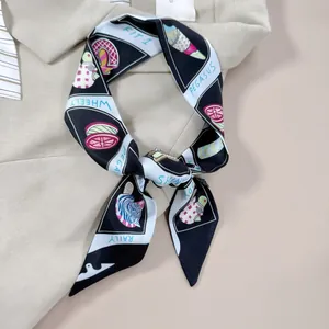 Eleganter Twilly-Seidenschal mit bunten Mustern an einem beigen Blazerkragen gebunden