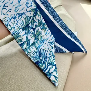 Dettaglio di sciarpa in seta blu e bianca con stampa floreale Toile de Jouy e trama