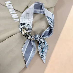 Elegante sciarpa sottile in seta blu e bianca con stampa nautica su un blazer beige