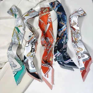 Détails de cinq foulards en soie twilly aux motifs équestres de mors et de chaînes