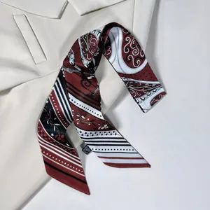 Elegante sciarpa in seta bordeaux con stampa paisley su blazer avorio