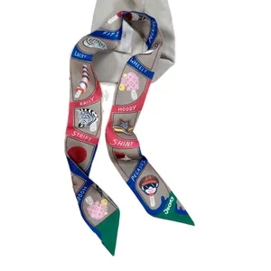 Bunter Twilly-Seidenschal mit Cartoon-Zebra- und Pilzmustern auf Stoff-Requisiten