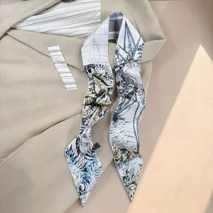 Dettaglio di un foulard in seta con stampa vintage su un blazer beige di classe