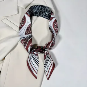 Elegante sciarpa stretta rosso bordeaux con motivi a volute su revers bianco