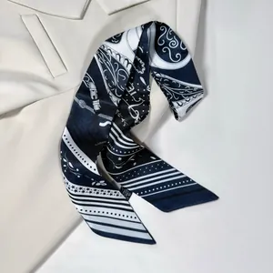 Elegante sciarpa stretta in seta bianca e nera con motivo paisley su blazer beige