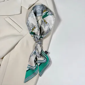 Foulard en satin à motif floral et équestre présenté sur un blazer beige chic