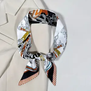 Détail d'un foulard en soie aux motifs de harnais noué sur un blazer de couleur ivoire