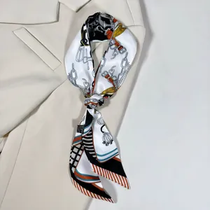 Élégant foulard twilly à imprimé chaînes posé sur un blazer blanc pour accessoires de mode