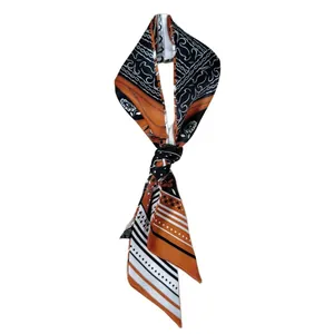 Sciarpa sottile in seta con motivi patchwork arancioni e neri in forma annodata