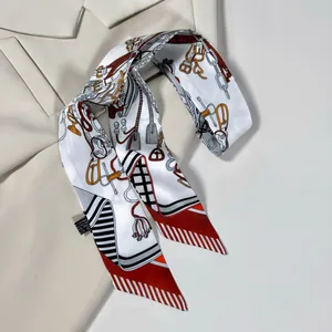 Détail d'un foulard twilly à motif équestre avec étiquette 100% polyester sur blazer beige