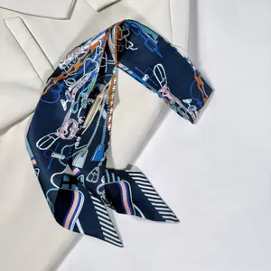 Détail d'un foulard en soie bleu marine à motif équestre posé sur un blazer beige