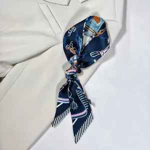 Élégant foulard en soie bleu marine à motif équestre noué sur un revers de veste