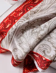 Vue macro du tissu en soie avec motifs paisley élégants et texture brillante de luxe