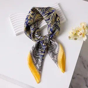 Carré en satin bleu marine et jaune à motifs paisley sur un fond blanc raffiné