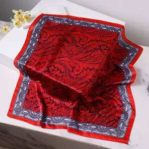 Élégant carré de soie rouge avec motif cachemire sur fond de marbre pour femmes