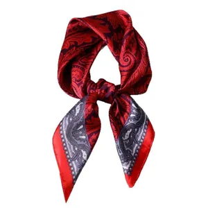 Carré de soie luxueux au motif cachemire rouge et violet avec un fini satiné