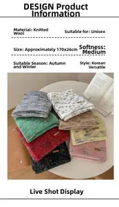 Dettaglio di sciarpe in maglia di lana in grigio, maculato e toni vivaci autunnali