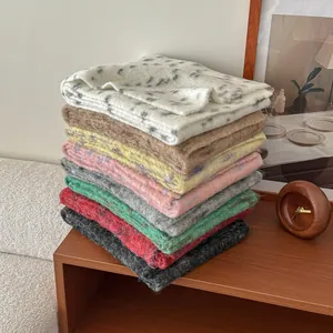 Sciarpe spesse in maglia con stampa leopardata e colori a tinta unita in vari toni invernali