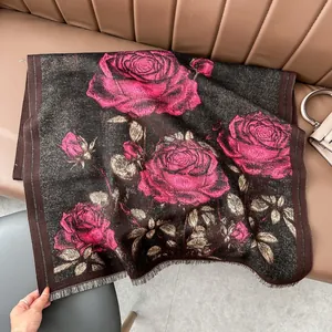 Détail d'un châle imprimé roses vintage effet peinture à l'huile avec franges délicates