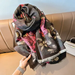 Détail d'une écharpe vintage à fleurs avec des glands et une texture épaisse en cachemire