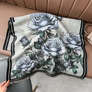 Vue détaillée du châle épais avec imprimé fleurs bleues et finitions à franges