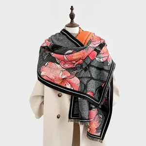Dettaglio di sciarpa elegante effetto cashmere con motivi floreali e frange fini