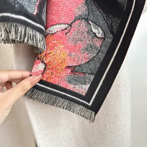 Dettaglio di uno scialle invernale con motivo a pittura a olio e bordi con nappe