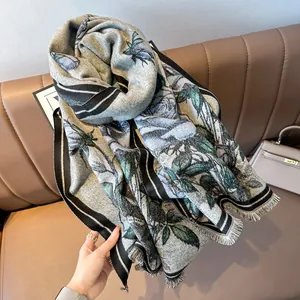Détail du motif floral de roses et franges sur l'écharpe épaisse en cachemire