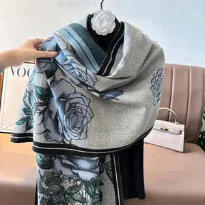 Détail du motif peinture à l'huile de roses bleues sur écharpe épaisse en cachemire
