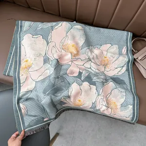 Dettaglio della sciarpa in finto cashmere con jacquard floreale e morbide frange
