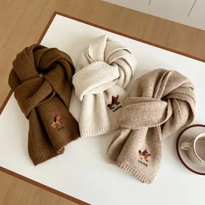 Sciarpe in maglia color caffè, beige e marrone con simpatici ricami di cani