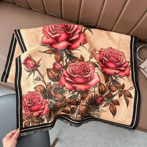 Détail de l'écharpe imprimée roses rétro avec franges et bordures rayées