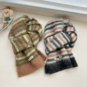 Écharpe d'hiver rayée en laine pour femme avec texture mohair et étiquette de marque
