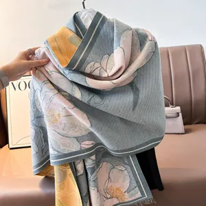 Dettaglio della sciarpa spessa in finto cashmere con motivo floreale di peonia e frange fini