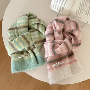 Détail d'écharpes rayées en laine mélangée avec texture brossée douce et étiquettes