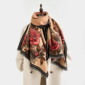 Détail d'écharpe vintage à imprimé rose avec texture épaisse et frélons élégants