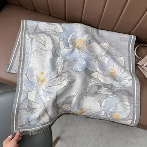 Dettaglio motivo floreale pittura a olio su sciarpa pesante effetto cashmere con frange