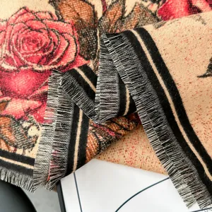 Détail d'une écharpe vintage à imprimé floral de roses avec des finitions à franges