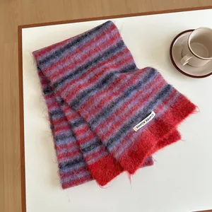 Détail de la texture d'écharpe en laine à rayures multicolores avec étiquette de la marque