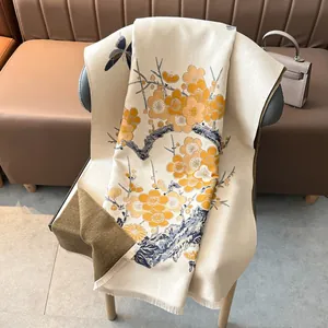 Elegante scialle in finta cashmere con motivo fiori di prugno, farfalle e bordi a frange